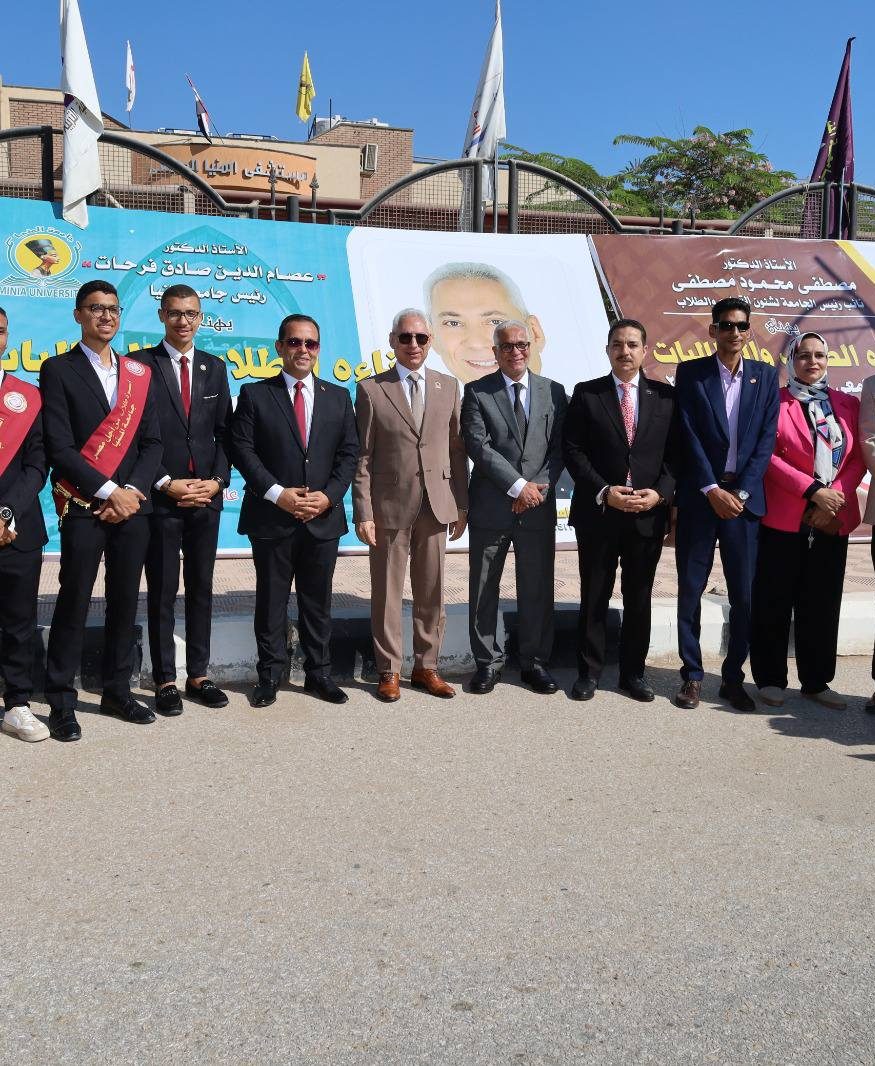 رئيس جامعة المنيا يستقبل الطلاب بالهدايا في أول أيام العام الجامعي الجديد