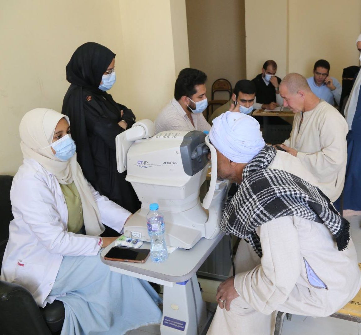 قافلة جامعة الفيوم تعالج 1335 حالة بقرية فرقص