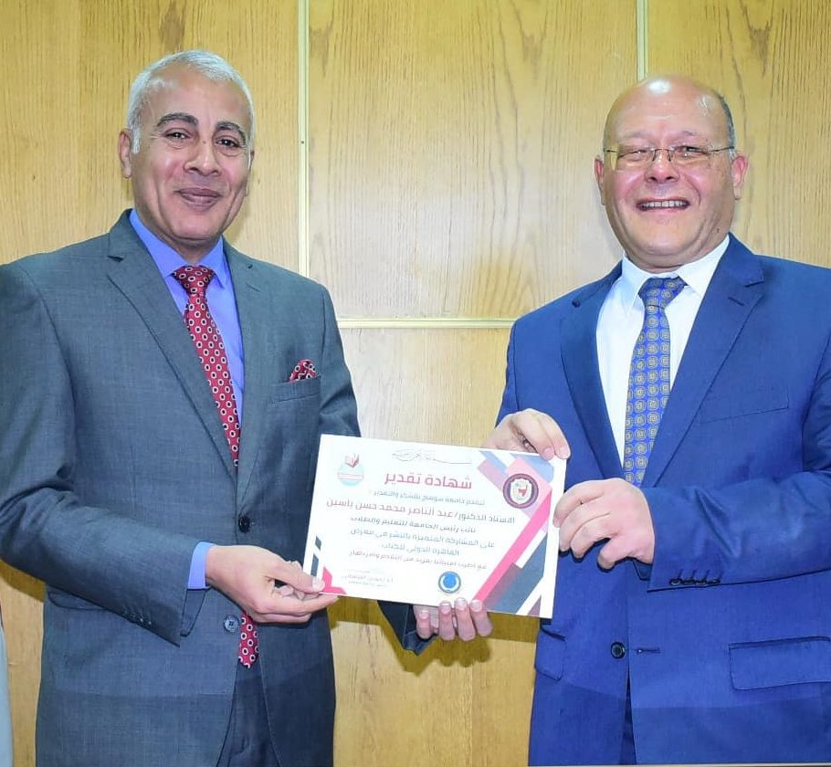 رئيس جامعة سوهاج يكرّم ٦٥ من منتسبي الجامعة