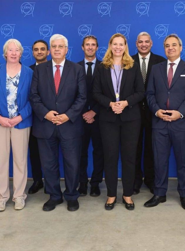 جامعة الفيوم تتسلم إهداء من المركز الأوروبي للأبحاث النووية يعزز بنيتها البحثية