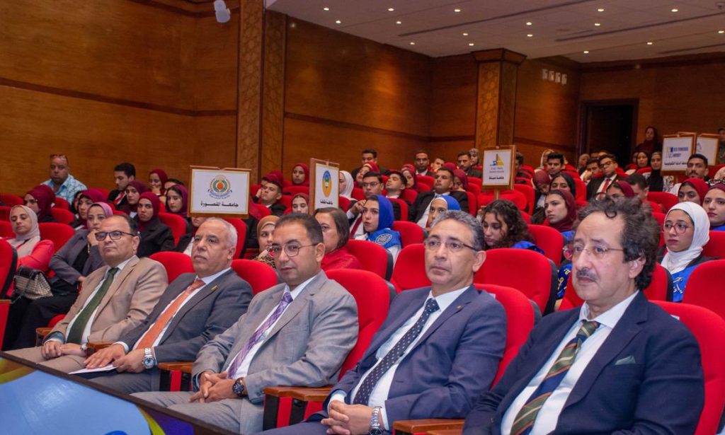 طلاب من جامعات عديدة في ندوة “التحديات النفسية في الحياة الجامعية” بجامعة طنطا